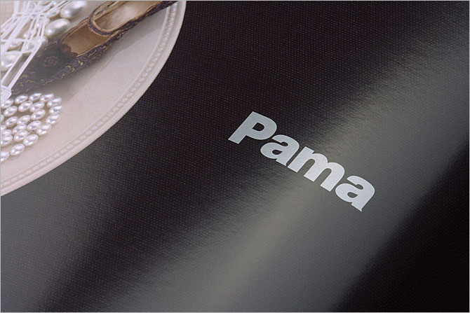 黑眼睛廣告為Pama印刷的產(chǎn)品畫冊內(nèi)頁實(shí)拍效果，印刷工藝為CMYK+專銀（五色印刷）